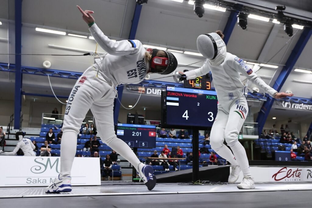 Veronika Zuikova fighting against Hungary fencer